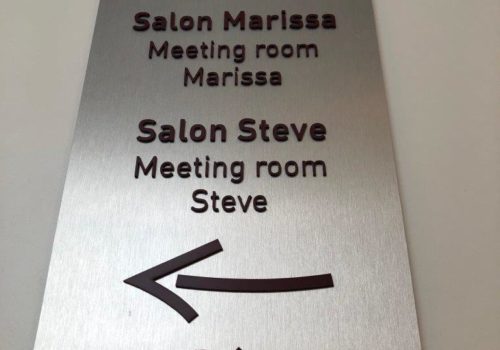 Plaque signalétique en PMM avec surépaisseur - réalisation Semios
