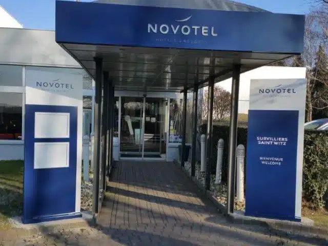 Totem d'accueil hôtel Novotel réalisé par Semios