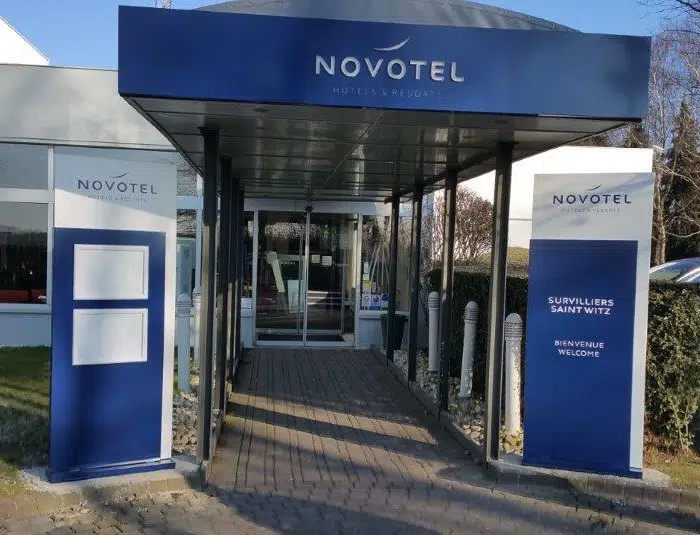 Totem d'accueil hôtel Novotel réalisé par Semios