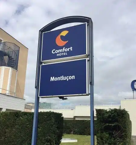 Caisson sur portique accueil Comfort Hotel Montluçon - Semios