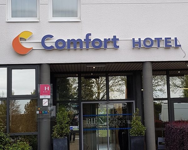 Enseigne lumineuse et logo Comfort hotel - Semios