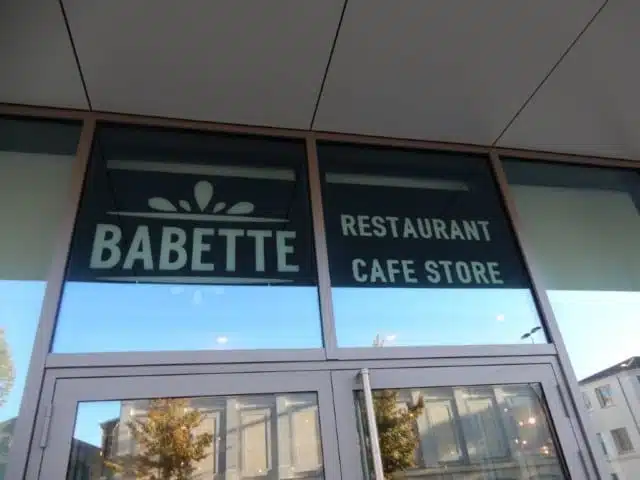 Pose vitrophanie restaurant Babette Hilton Garden Inn à Bordeaux - Semios
