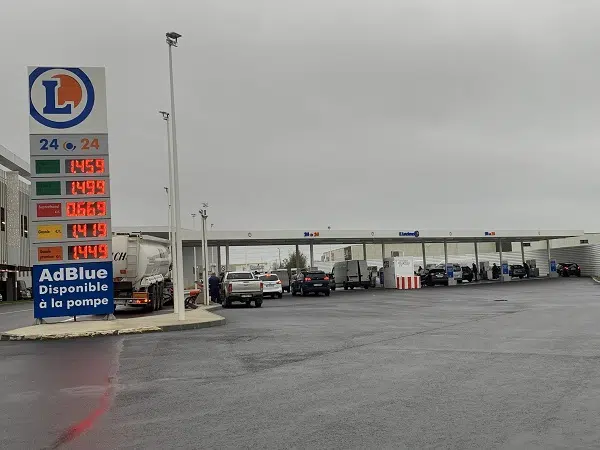 Le totem et la station service E.Leclerc Gouesnou, fabrication et pose Semios.