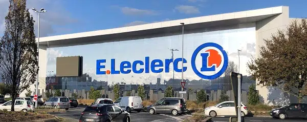 Enseigne lumineuse et logo E.Leclerc Gouesnou, vue de jour