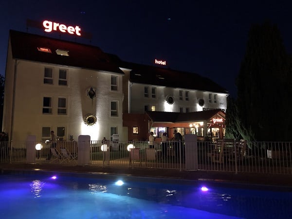 Enseignes lumineuses, vue de nuit - Greet hôtel - Semios