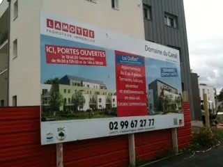 Fabrication de panneaux de chantiers dans l’atelier de l’agence Semios de Rennes