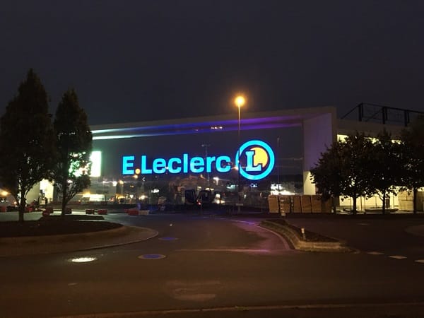 Enseigne lumineuses E.Leclerc fabriquée et posée par Semios, vue de nuit