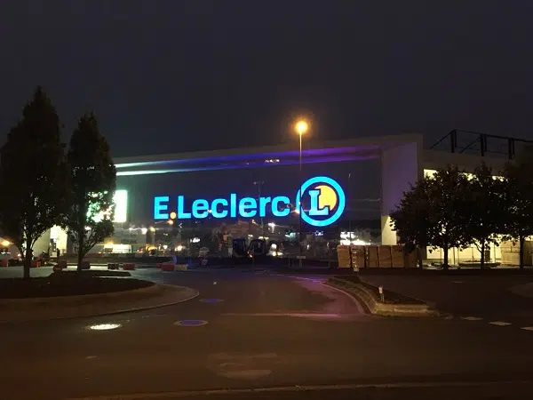 Enseigne lumineuses E.Leclerc fabriquée et posée par Semios, vue de nuit