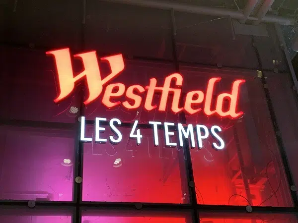 Westfield - les 4 temps - enseigne lumineuse vue de nuit - Semios