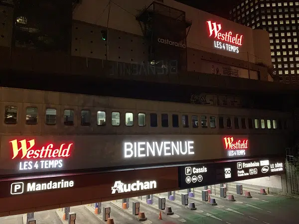 Enseignes Westfield Carré Sénart - vue de nuit - Semios