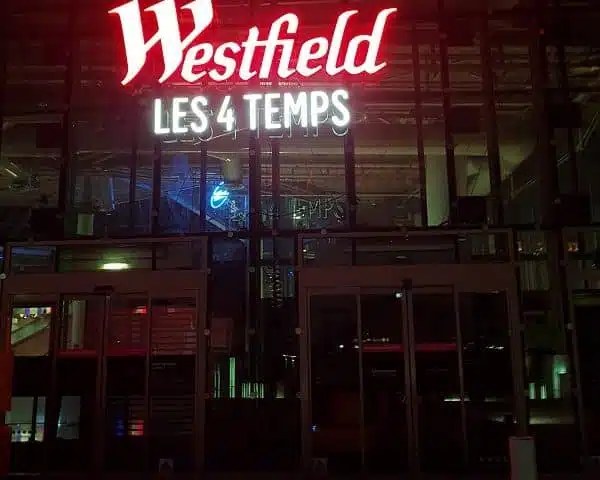 Westfield 4 temps enseigne lumineuse vue de nuit - Semios