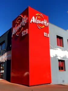 Facade advertising and illuminated signs – Alouette FM, les Herbiers – Semios