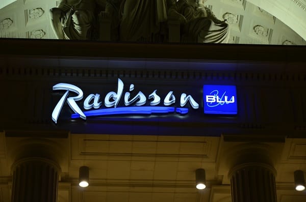 Enseigne lumieuse hôtel Radisson - nuit - Semios