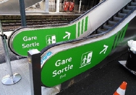 Pose de strickers sur escalator à la gare SNCF de RENNES - Semios