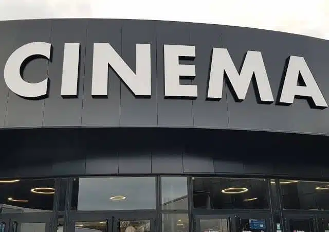 Enseigne extérieure du cinéma CGR Tours 2 Lions réalisée par Semios