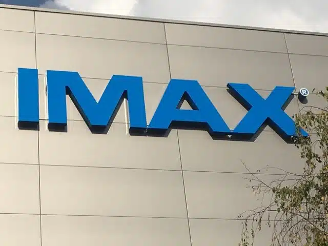 Enseigne extérieure IMAX réalisée par Semios