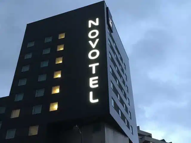 Enseigne lumineuse Novotel - Semios