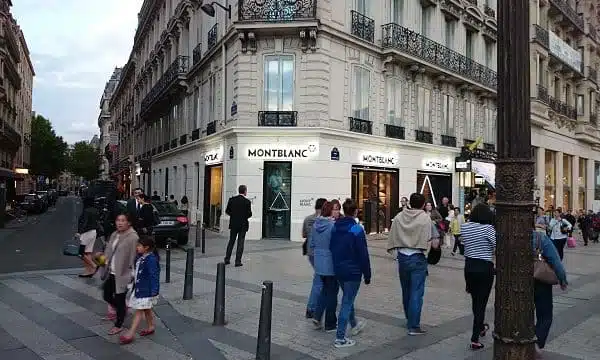 image Comment choisir l’enseigne idéale pour votre magasin à Paris ?