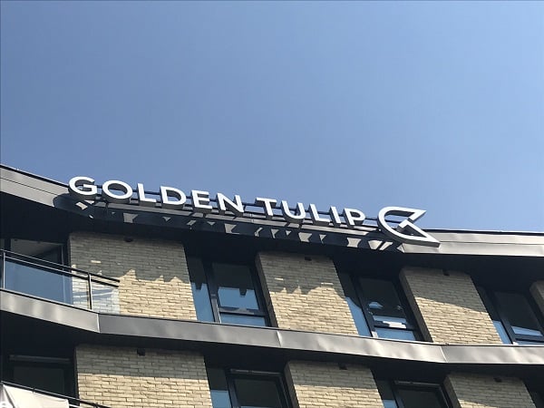 Enseigne texte et logo lumineux Golden Tulip - Semios