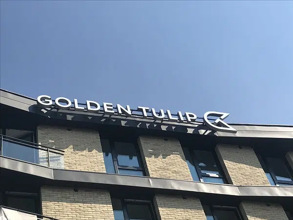 Enseigne texte et logo lumineux Golden Tulip - Semios