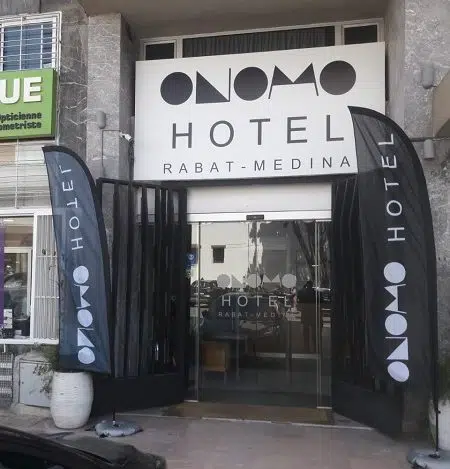 Enseigne entrée hôtel Onomo Rabat Médina - Semios