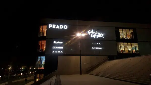 Enseignes lumineuses centre commercial le Prado Marseille vue de nuit - Semios