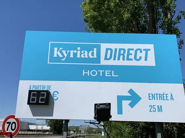 Panneau directionnel et prix Kyriad Direct - Semios