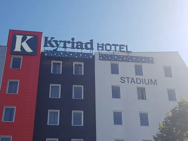Enseigne lumineuse Kyriad hotel - Semios