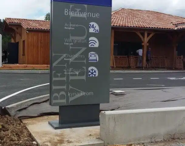 Totem bienvenue Kyriad - Semios