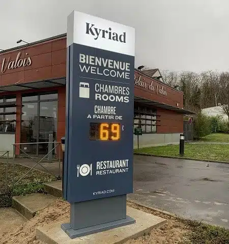 Totem bienvenue et prix des chambres Kyriad - Semios