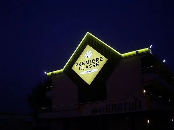 Enseigne lumineuse de nuit Première Classe - Semios