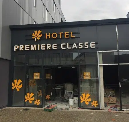 Enseigne et vitrophanie Première Classe - Semios