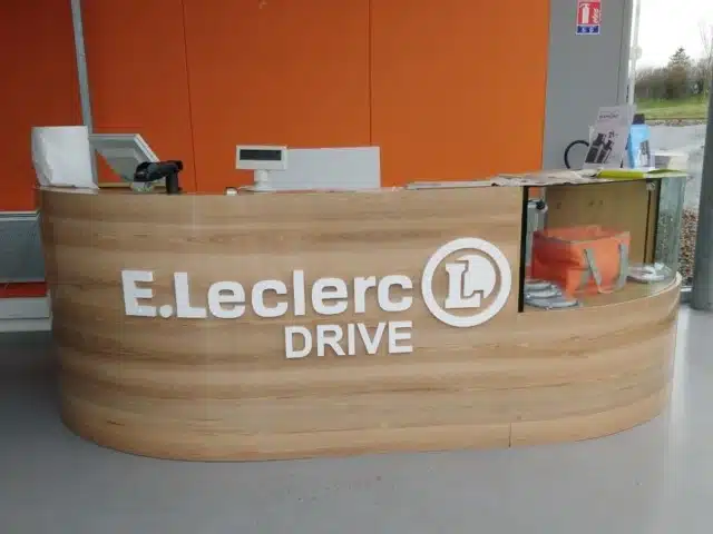 Décoration du comptoir d'accueil du Drive Leclerc - Semios