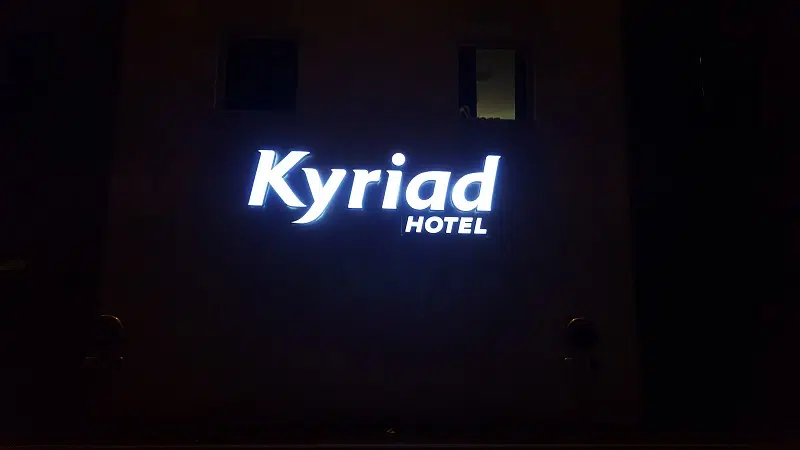 Enseigne Kyriad hotel de nuit - Semios