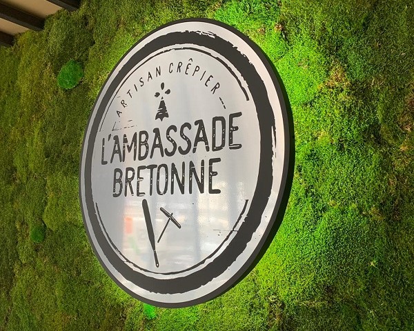 Logo lumineux sur mur végétal l'Ambassade Bretonne - Semios