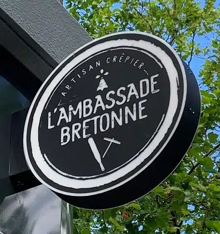 Caisson drapeau lumineux l'Ambassade Bretonne - Semios