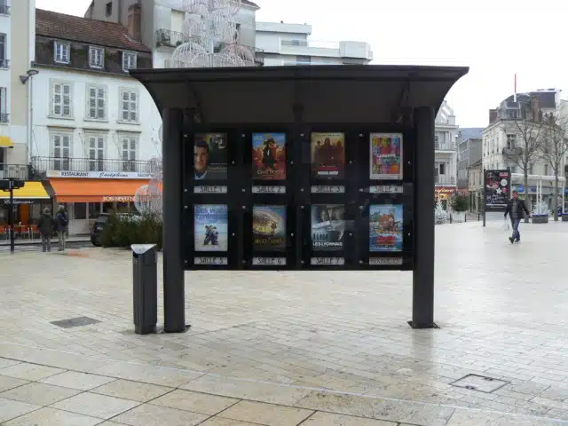 Mobilier urbain affichage de programmation cinéma - Semios