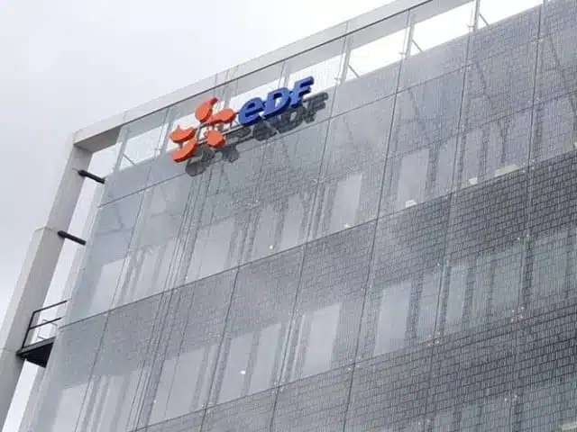 Enseigne et logo lumineux EDF sur mur rideau - Semios