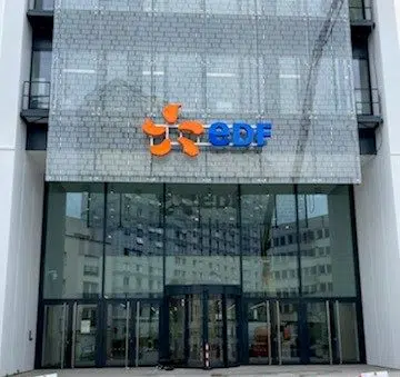 Enseigne et logo lumineux EDF sur mur rideau - Semios
