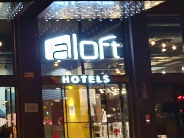 Aloft hotels Strasbourg enseignes et décoration auvent - Semios