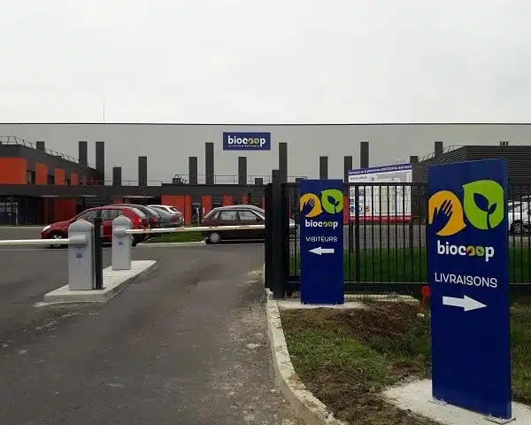 Totem d'accueil et enseigne Biocoop - Semios