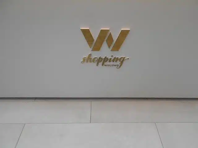 Signalétique texte non lumineux Woluwe Shopping Bruxelles - Semios
