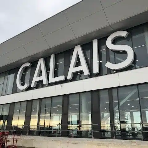Enseigne lumineuse double face sur vitrage - Calais - Semios
