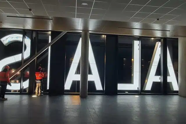 Semios - Enseigne lumineuse Calais vue intérieure bâtiment