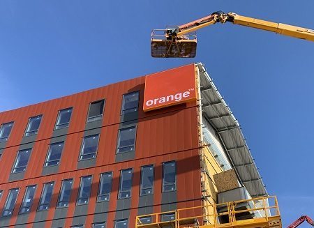 Orange Nantes - Installation caisson toile tendue - Semios