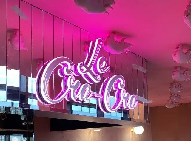 Restaurant Pedzouille La Grange décoration lumineuse effet néon Le Cra Cra - Semios