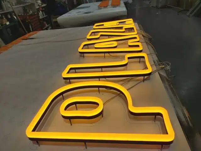 Enseigne LED effet néon en fabrication - Semios
