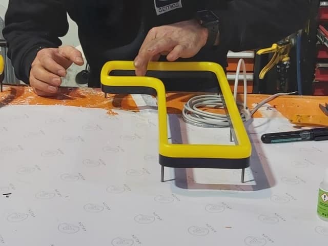 Fabrication d'une lettre LED effet néon dans les ateliers Sem:ios