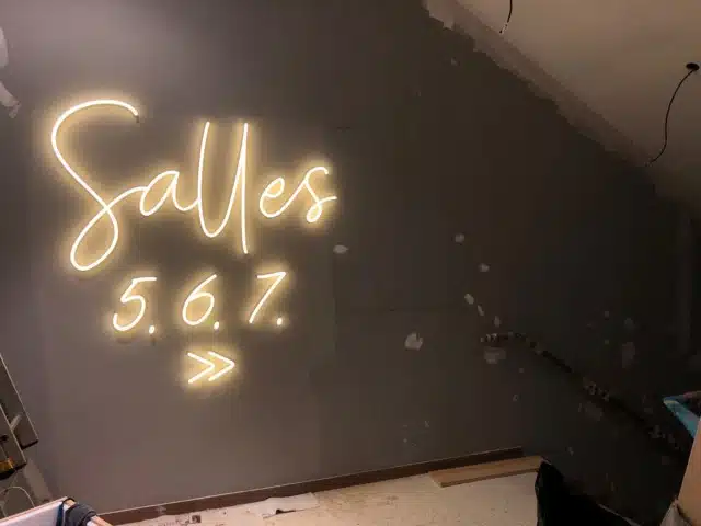 Signalétique directionnelle effet néon - semios