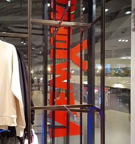 Installation sur lisses d'une enseigne verticale New Yorker - Semios